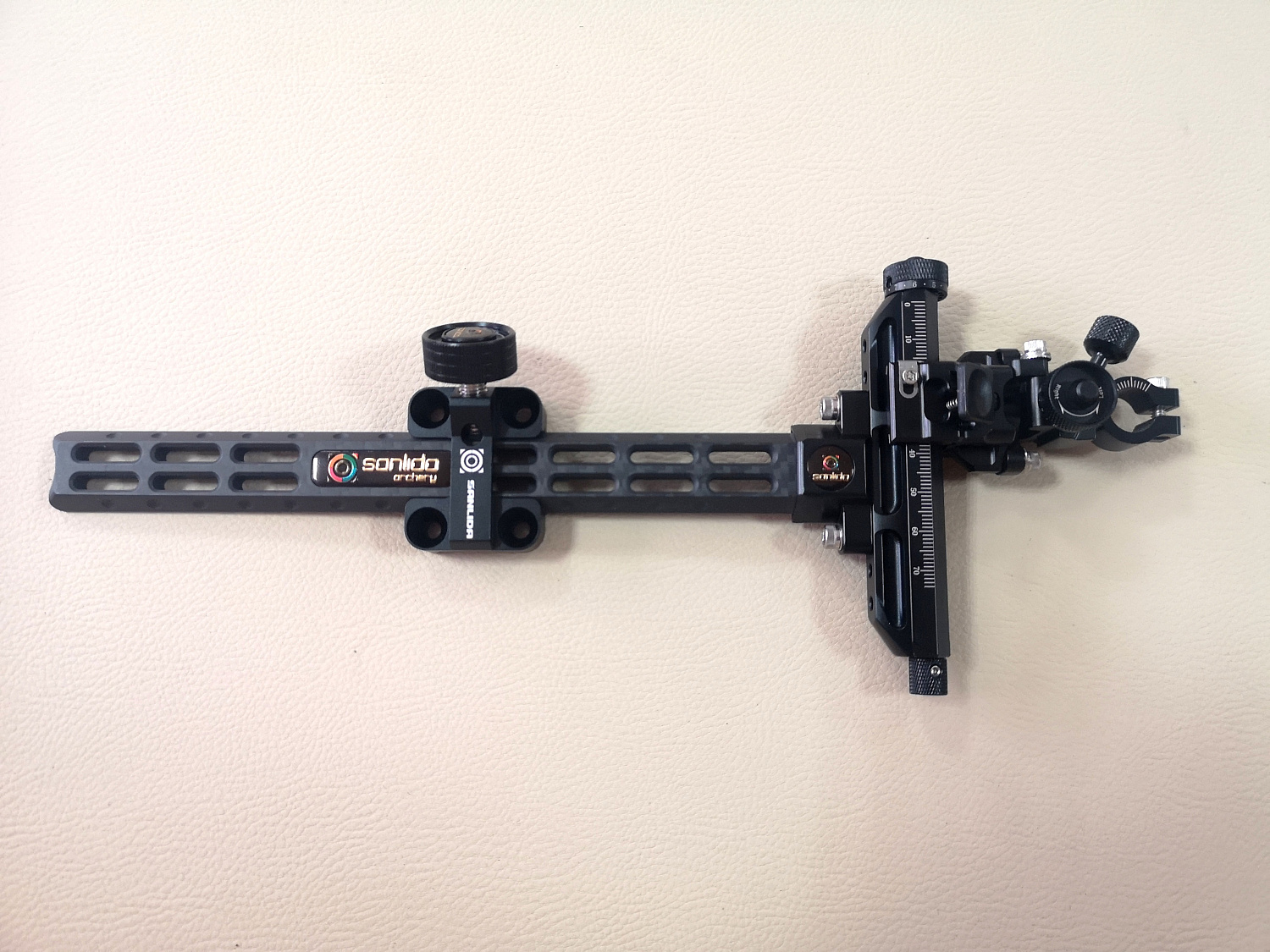 Спортивный прицел для блочного лука Sanlida Carbon X10 9" v2 Спортивный прицел для блочного лука Sanlida Carbon X10 9" v2