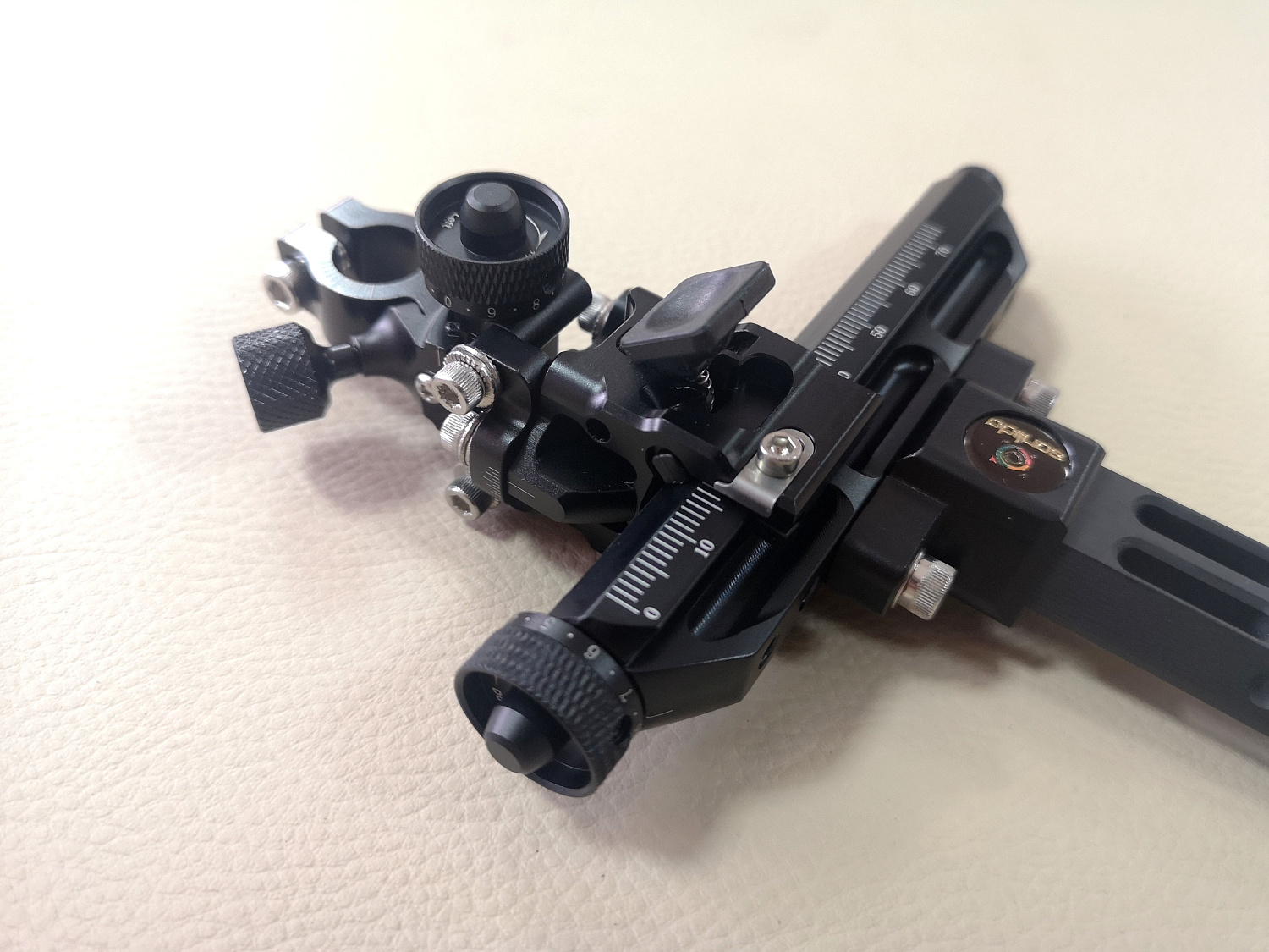 Спортивный прицел для блочного лука Sanlida Carbon X10 9" v2 Спортивный прицел для блочного лука Sanlida Carbon X10 9" v2