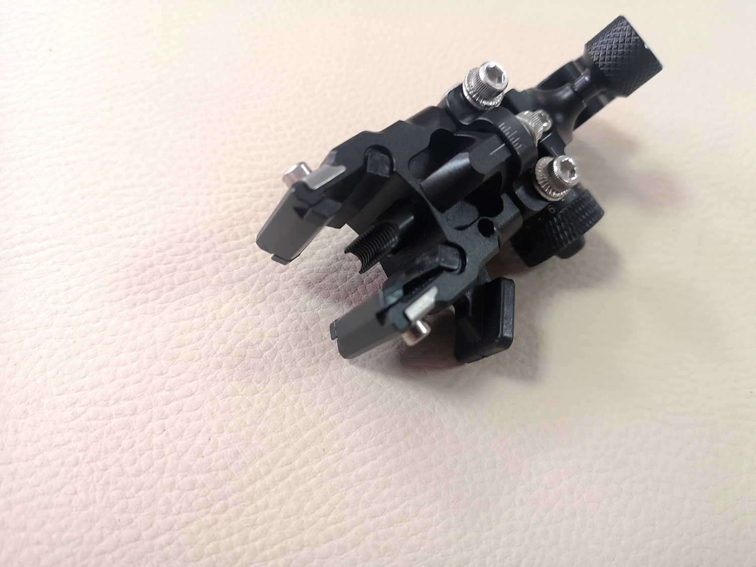 Спортивный прицел для блочного лука Sanlida Carbon X10 9" v2 Спортивный прицел для блочного лука Sanlida Carbon X10 9" v2