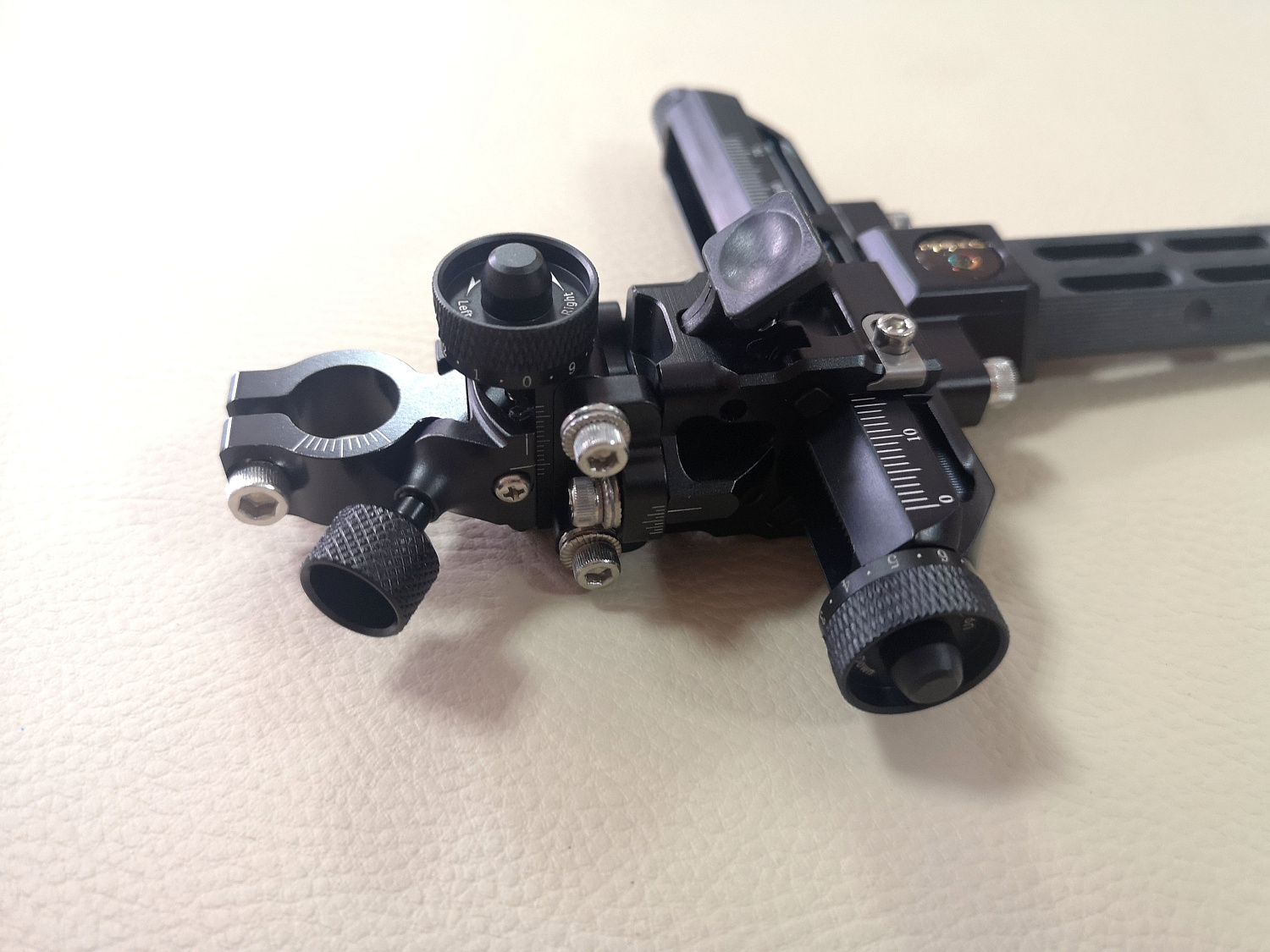 Спортивный прицел для блочного лука Sanlida Carbon X10 9" v2 Спортивный прицел для блочного лука Sanlida Carbon X10 9" v2